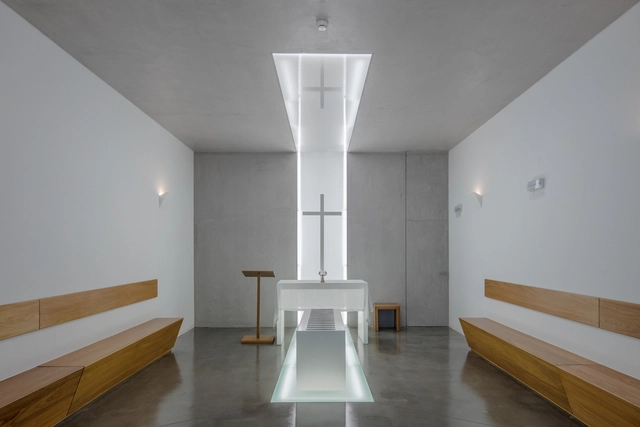 Centro Pastoral de Moscavide  / Plano Humano Arquitectos - Arquitetura Religiosa, Cadeira, Banco