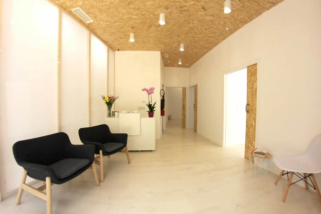 Clínica Maja! / Cronoslab arquitectura - Clínica, Puerta, Sillas