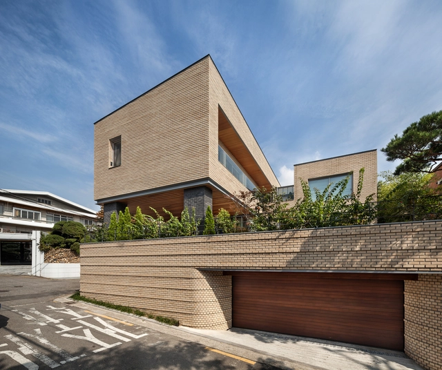 敦实的外观中，流动活泼的空间 Gangnyeonjae 住宅  / Lee.haan.architects - 独立住宅