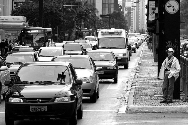 Carros levam 30% dos passageiros, mas correspondem a 73% da poluição atmosférica - Imagem de Destaque