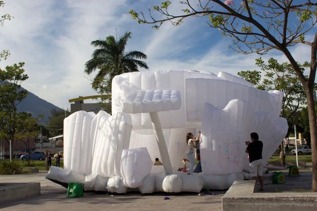 GuggenSITO, una infraestructura cultural inflable navega por Latinoamérica - Imagen Principal