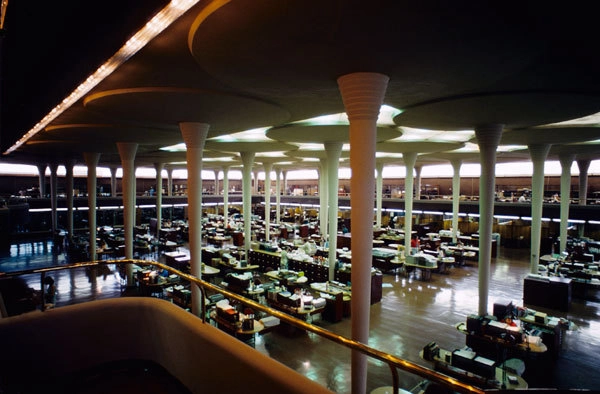Clássicos da Arquitetura: Edifício Administrativo S.C. Johnson and Son / Frank Lloyd Wright - Arquitetura De Escritórios, Cadeira, Mesa