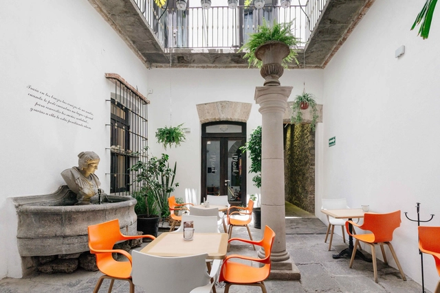 Casa Pilastra / Neorestauro Estudio - Casas, Patio interior, Puerta, Fachada, Arco, Mesas, Sillas, Iluminación