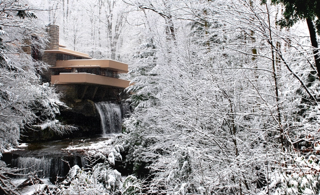 Acompanhe as mudanças do entorno natural da Casa da Cascata de Frank Lloyd Wright durante as estações do ano - Imagem de Destaque