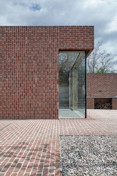 Casa de ladrillos en Jardín de Ladrillos / Jan Proksa - Casas