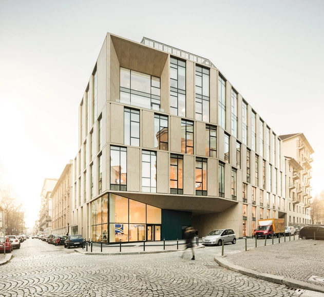 Edificio de oficinas Reale Group  / Iotti + Pavarani Architetti + Artecna - Edificios Institucionales
