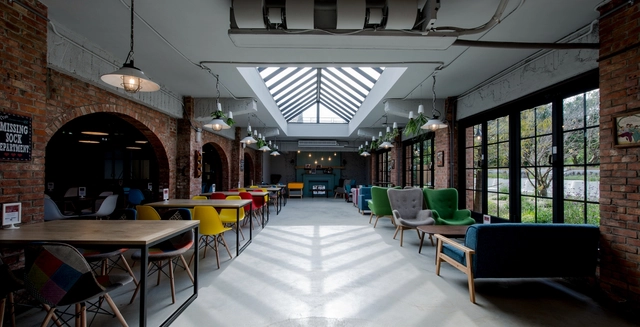 Brick Yard 33 1/3 / HC SPACE DESIGN - Interior Photography, Fitness Club, Chair, Table
