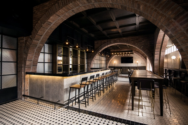 Salón Sociedad / Communal + OTRA Arquitectura - Arcada, Arco, Iluminación, Sillas