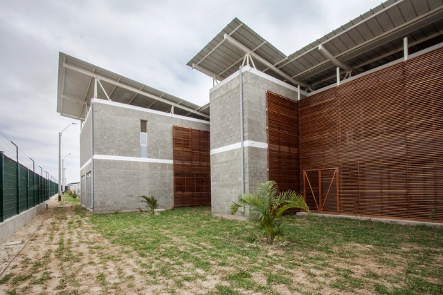 Centro de Distribución BACKUS PIURA / POGGIONE + BIONDI ARQUITECTOS - Interiores De Oficina, Jardín, Fachada
