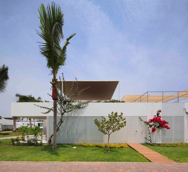 Casa Koala / Martin Dulanto - Renovación, Jardín, Fachada, Cierros