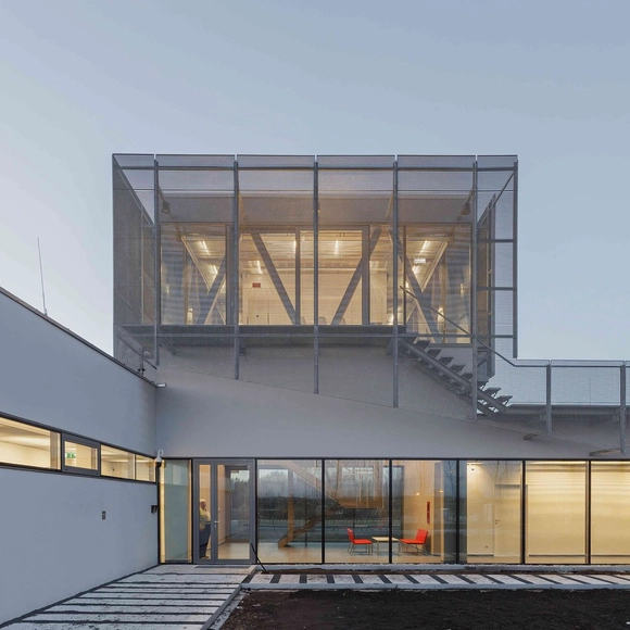 Edificio de control del puerto nacional público Győr-Gönyű / sporaarchitects + Térhálózat - Centro De Control