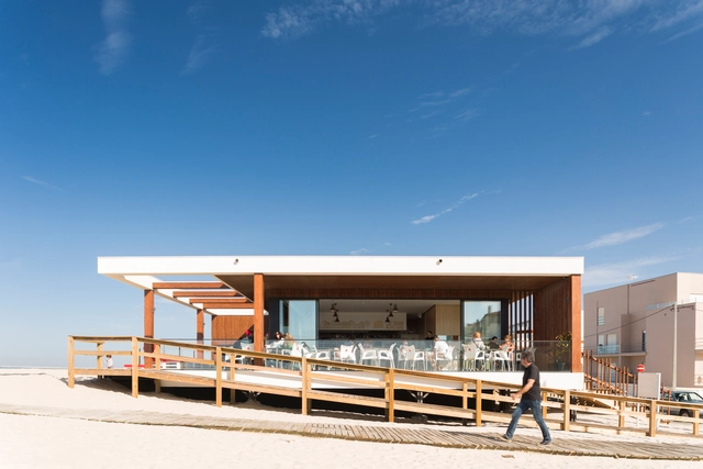Equipamento de Praia / Rómulo Neto - Espaço Público, Fachada, Porta