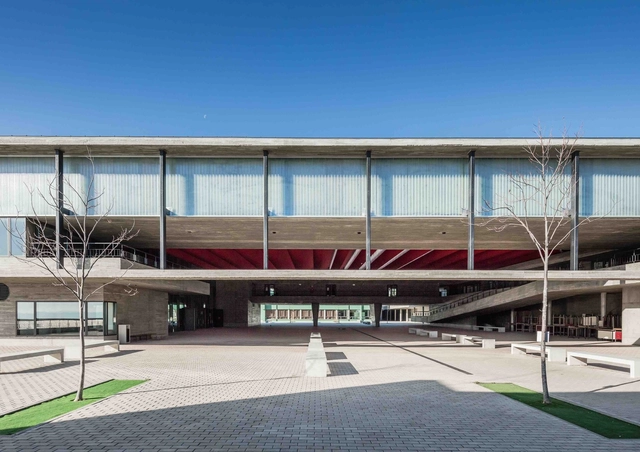 Escuela Secundaria Luís de Freitas Branco  / Célia Gomes + Pedro Machado Costa - Escuelas