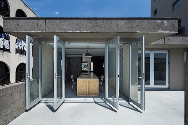 House in Sangenjaya / Schemata Architects - Houses, Courtyard, Door, Facade, Column, Arch, Balcony