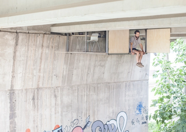 Esta instalación invita a refugiarse en los intersticios de un puente existente - Imagen Principal