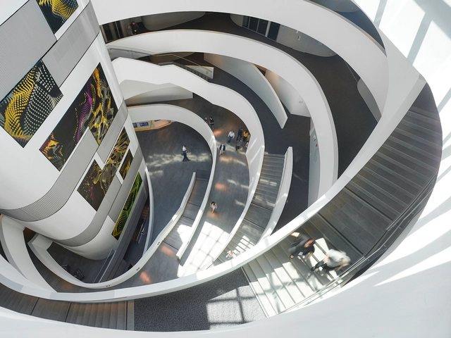 OEAMTC 总部，高速公路旁旋转的‘陀螺’ / Pichler & Traupmann Architekten - 公共机构设施