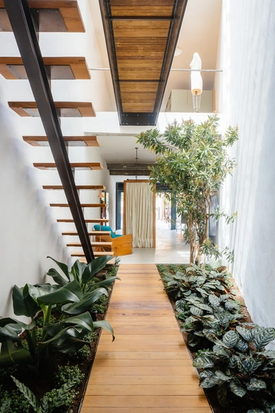 Loja Acolá / Vão - Design De Interiores, Jardim, Fachada, Corrimão, Viga, Escada, Balcão
