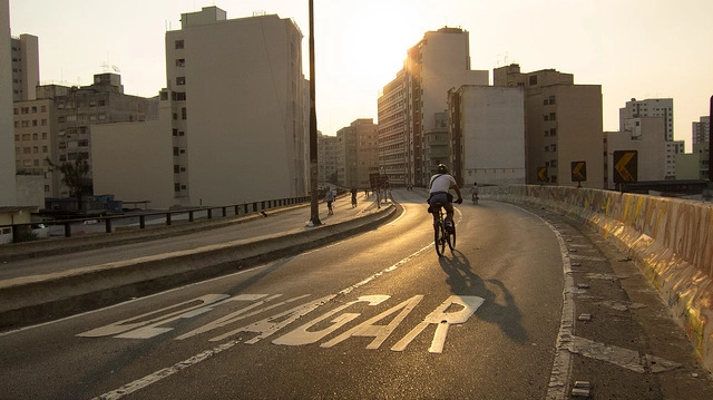 Prefeitura de São Paulo avalia projeto para Minhocão com parque, "praia" e restaurantes - Imagem de Destaque