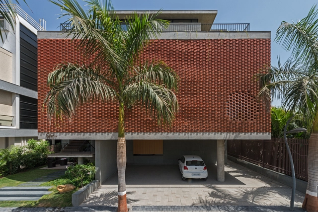 Brick Curtain House / Design Work Group - Houses, Facade, Balcony