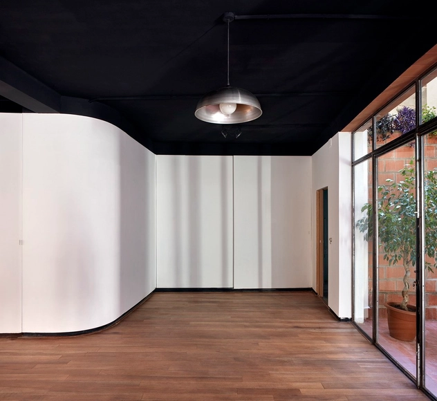 Hygiene Centro de Operaciones Artísticas / Adrián Torres Astaburuaga - Renovación, Puerta, Fachada