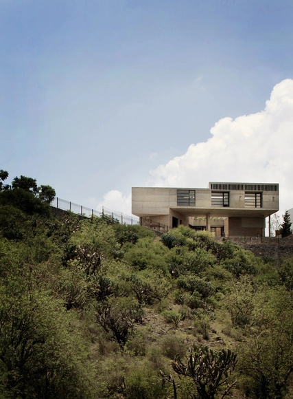 悬崖之境，独立而不孤独——Casa G 住宅 / g3arquitectos - 独立住宅