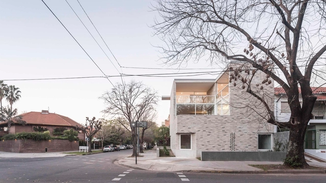 街区角屋 Casa Esquina / Nicolás Pinto da Mota + Victoria María Falcón - 独立住宅