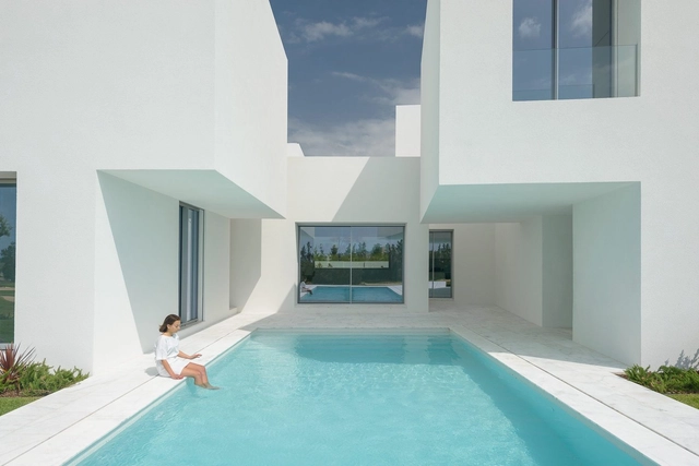 Entre dos muros blancos  / corpo  atelier - Casas