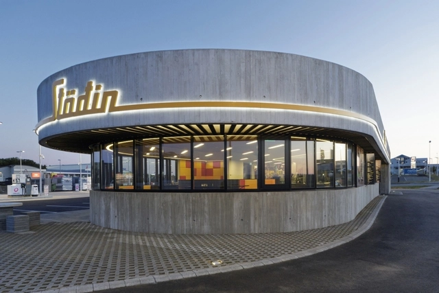 Stöðin / Krads - 服务建筑