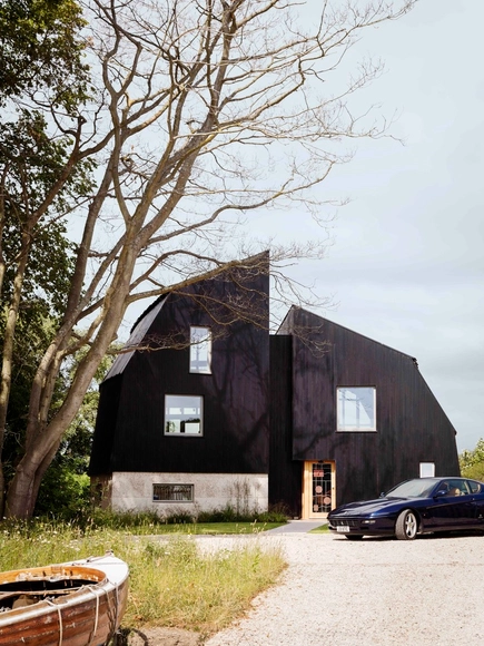 在草原上停泊的船屋 The Houseboat  / Mole Architects - 独立住宅