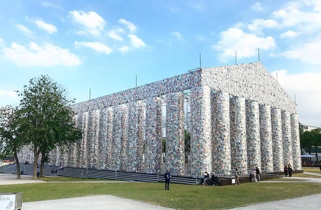 Artista constrói um "Partenon de livros" na Alemanha com 100 mil títulos censurados - Imagem de Destaque