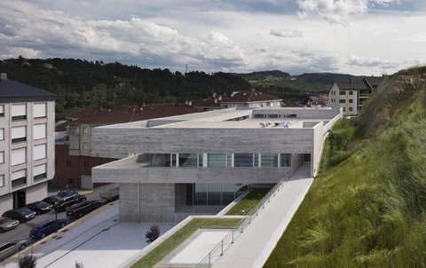 Centro de Salud en Valenzá / IDOM - Centro De Salud, Fachada