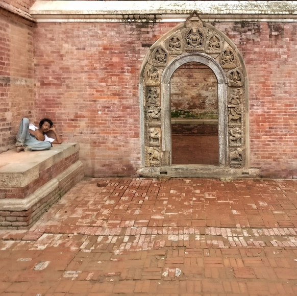 'Doors of Kathmandu' registra los espacios cotidianos de la capital nepalí - Imagen Principal