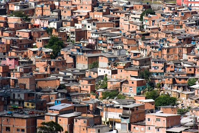 Edward Glaeser: "Habitação acessível em uma favela é difícil e precisa ser específica do local" - Imagem de Destaque