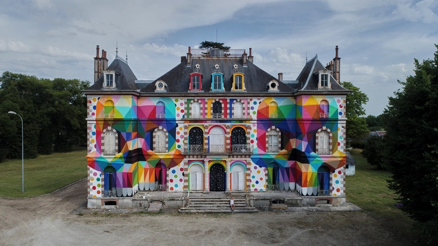 Okuda plasma su surrealismo pop en este castillo abandonado en Francia - Imagen Principal