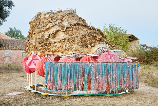 Takk Arquitectos celebra el solsticio de verano en España a través de un fascinante paisaje artificial - Imagen Principal