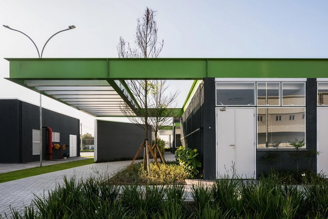 Goodman Duque de Caxias / Paulo Bruna Arquitetos Associados - Espaço Público, Jardim, Fachada