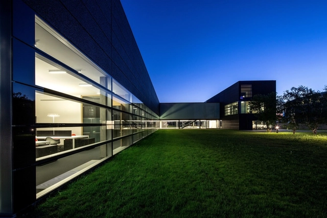 “开放”的内部：Faber 公司总部 / Geza Gri e Zucchi Architetti Associati - 公共机构设施