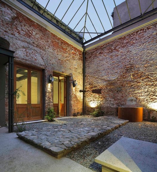 Patio de las Glicinas / Amelio-Ortiz - Reconversión, Patio interior, Puerta, Fachada, Fijación Vigas, Arco