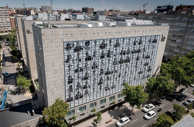 84 retratos fotográficos cubren la fachada de este edificio en Madrid - Imagen Principal