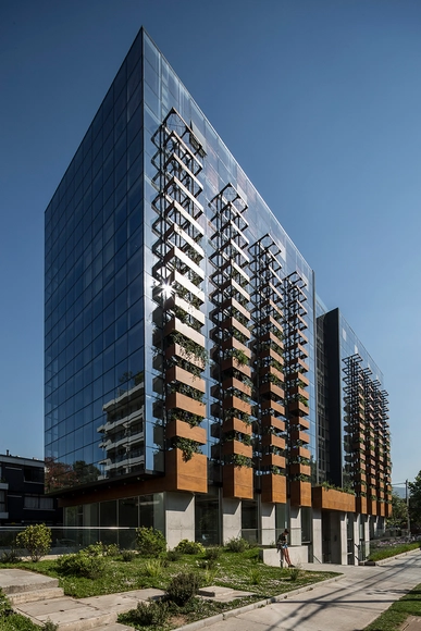 如何处理建筑与基地关系：Francisco de Aguirre 办公楼 / Stein-Suazo Arquitectos - 办公设施