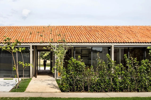 Casa Paraíso Country Club   / DCPP Arquitectos - Centro Comunitario, Jardín, Puerta, Fachada