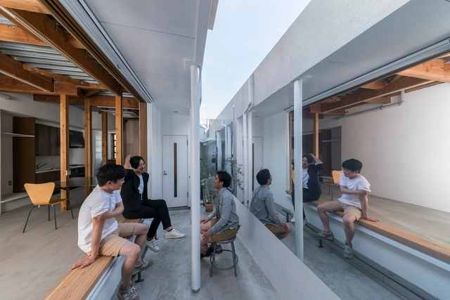 The Mirror Window / Kosaku Matsumoto - Offices Interiors, Facade, Handrail, Balcony, Chair
