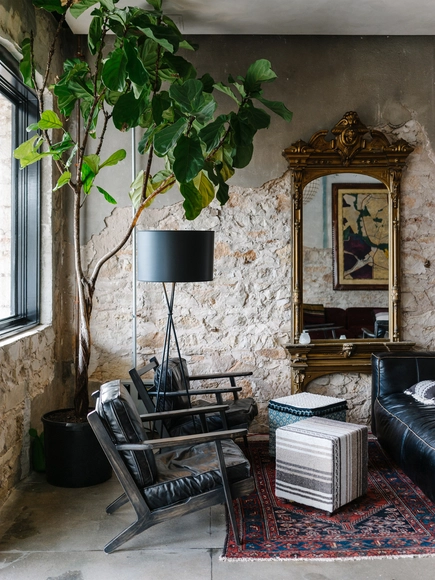 Native Hostel and Bar & Kitchen / un.box studio - Adaptive Reuse, Bedroom, Facade, Table