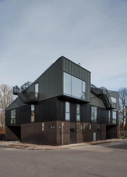 Una Casa de Dos Familias OGLE / NRJA - Casas