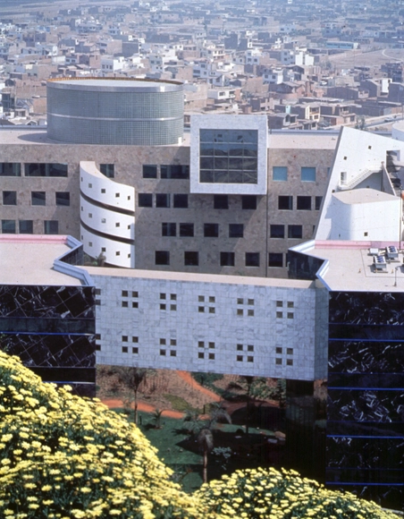 Clássicos da Arquitetura: Banco de Crédito do Peru / Arquitectónica International Corporation - Fachada, Urbano