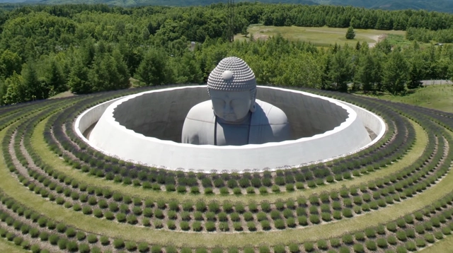 Tadao Ando envuelve una estatua gigante de Buda con un templo cubierto de lavanda - Imagen Principal