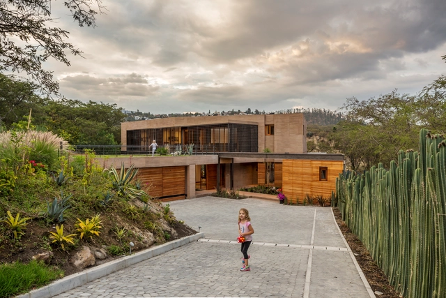 La casa en la quebrada / Diez + Muller Arquitectos - Casas, Jardín, Fachada, Cierros