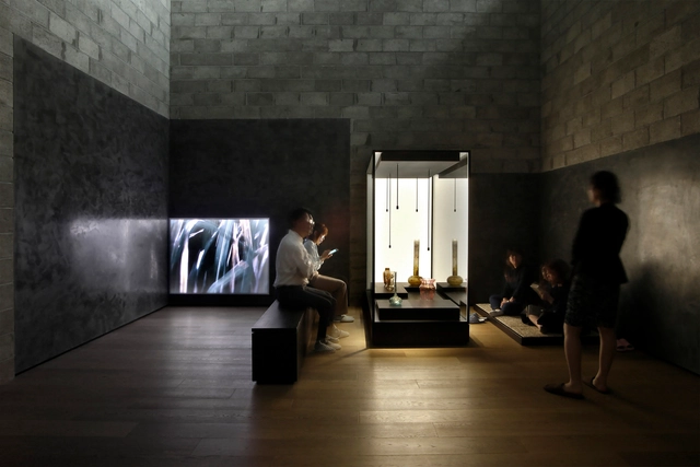 布展安藤忠雄济州岛冥想室，玻璃展览似乎原本就是建筑的一部分 / JAC Studios - 展陈装置