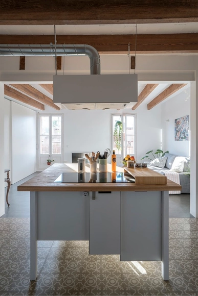 Restauración Old Town / Habitan Architecture - Casas, Fijación Vigas, Mesas