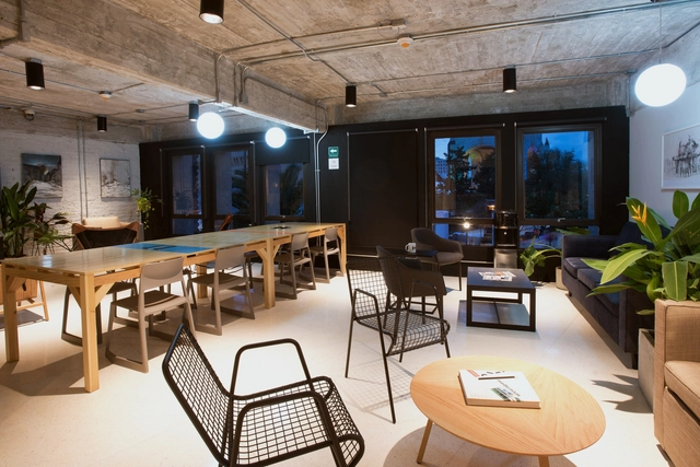 Homework / SAVVY Studio - Interiores De Oficina, Fijación Vigas, Mesas, Sillas